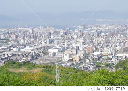黄金山から眺めた新緑の広島市内の景色 黄金山から眺めた新緑の広島市内の景色 103447710