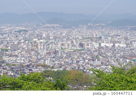 黄金山から眺めた新緑の広島市内の景色 103447711