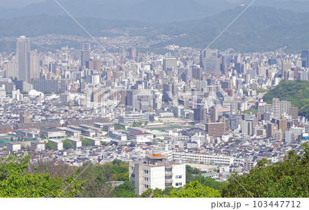 黄金山から眺めた新緑の広島市内の景色 103447712