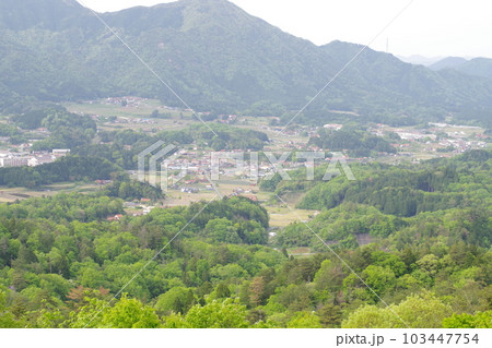 展望所から眺めた新緑の邑南町の景色 展望所から眺めた新緑の邑南町の景色 103447754