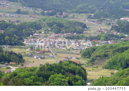 展望所から眺めた新緑の邑南町の景色 103447755