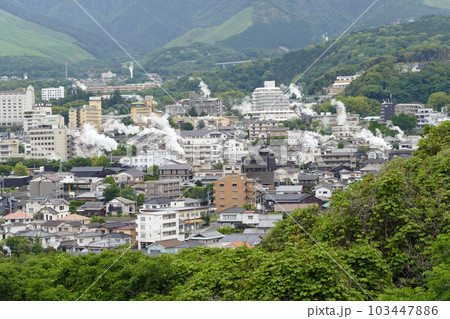 湯けむり展望台から見る鉄輪温泉の風景　大分県 103447886