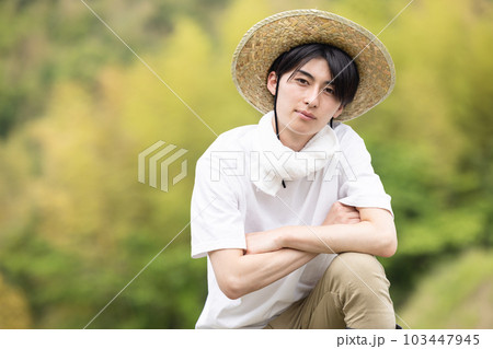 農家の男性 103447945