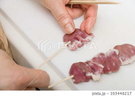 【焼き鳥ハツの串打ちをする主婦】 【焼き鳥ハツの串打ちをする主婦】 103448217