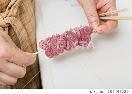 【焼き鳥ハツの串打ちをする主婦】 【焼き鳥ハツの串打ちをする主婦】 103448220