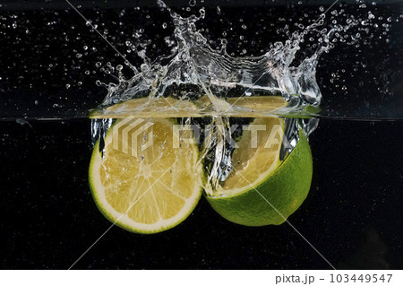 水に落ちるライム 水に落ちるライム 103449547