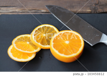 輪切りにした甘くて美味しい清美オレンジ 輪切りにした甘くて美味しい清美オレンジ 103450812