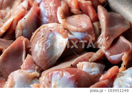 鶏砂肝をフライパンで炒める(塩こしょう炒め)。 103451249