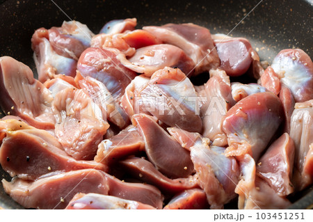 鶏砂肝をフライパンで炒める(塩こしょう炒め)。 鶏砂肝をフライパンで炒める(塩こしょう炒め)。 103451251