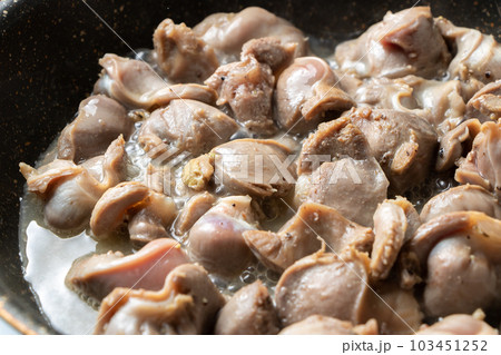 鶏砂肝をフライパンで炒める(塩こしょう炒め)。 103451252