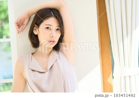 窓際の若い女性 103451492