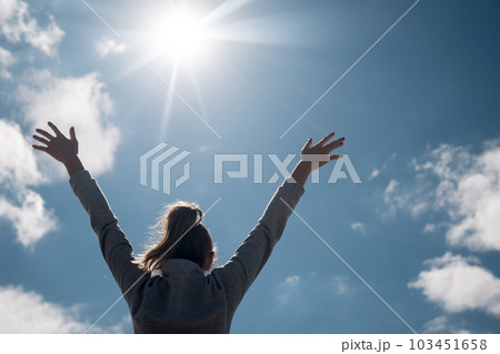 happy woman in rays of sun relazing happy woman in rays of sun relazing 103451658