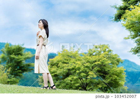 新緑を満喫する女性 103452007