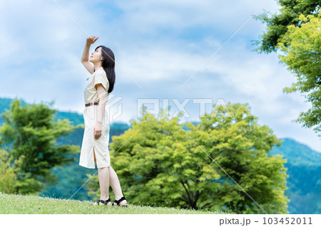 新緑を満喫する女性 103452011