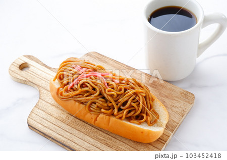 昔なつかしいソース焼きそばパンとコーヒーでランチタイム 昔なつかしいソース焼きそばパンとコーヒーでランチタイム 103452418