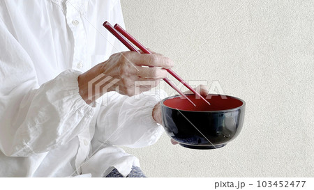 お椀と箸を持つ高齢女性の手元 お椀と箸を持つ高齢女性の手元 103452477