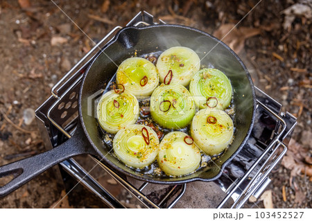 キャンプで料理 food using a bonfire at the campsite キャンプで料理 food using a bonfire at the campsite 103452527