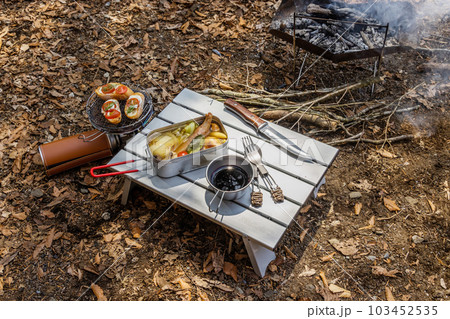 キャンプで料理　food using a bonfire at the campsite 103452535
