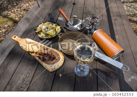 タイトル キャンプで料理 food using a bonfire at the campsit タイトル キャンプで料理 food using a bonfire at the campsit 103452553