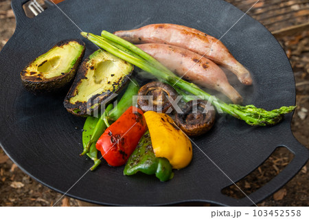 タイトル 	キャンプで料理　food using a bonfire at the campsit 103452558