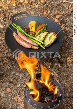 タイトル 	キャンプで料理　food using a bonfire at the campsit 103452559