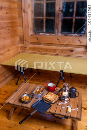 タイトル 	キャンプで料理　food using a bonfire at the campsit 103452563