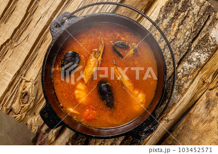 タイトル 	キャンプで料理　food using a bonfire at the campsit 103452571