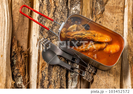 タイトル 	キャンプで料理　food using a bonfire at the campsit 103452572