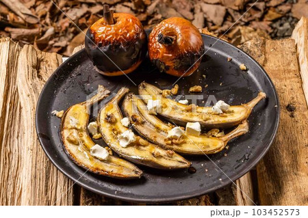 タイトル 	キャンプで料理　food using a bonfire at the campsit 103452573