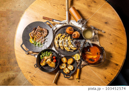 タイトル 	キャンプで料理　food using a bonfire at the campsit 103452574