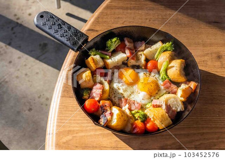 タイトル キャンプで料理 food using a bonfire at the campsit タイトル キャンプで料理 food using a bonfire at the campsit 103452576