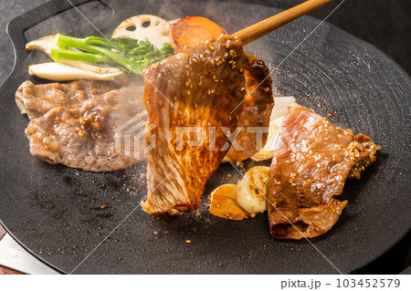 タイトル キャンプで料理 food using a bonfire at the campsit タイトル キャンプで料理 food using a bonfire at the campsit 103452579