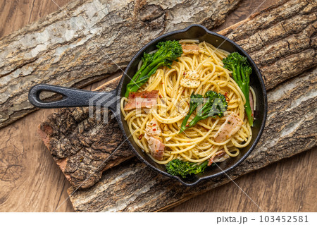 タイトル キャンプで料理 food using a bonfire at the campsit タイトル キャンプで料理 food using a bonfire at the campsit 103452581