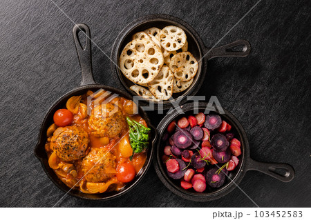 タイトル 	キャンプで料理　food using a bonfire at the campsit 103452583