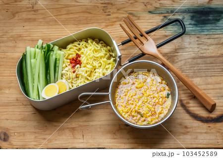 タイトル 	キャンプで料理　food using a bonfire at the campsit 103452589