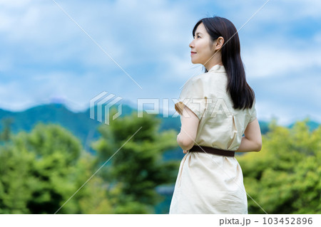 新緑を満喫する女性 103452896