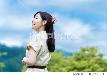 新緑を満喫する女性 103452901