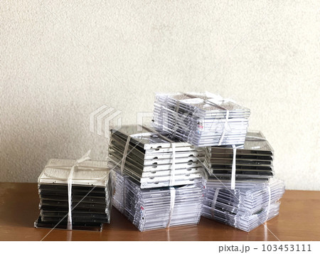 紐で縛ったたくさんのCDケース 103453111