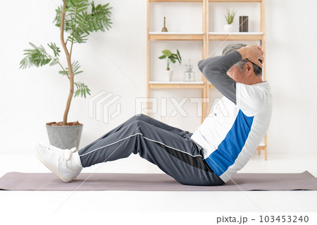 腹筋運動をするシニア男性　肥満 103453240