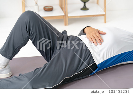 運動をするシニア男性　肥満　辛い 103453252