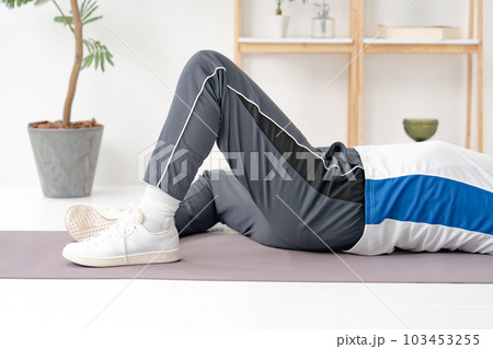 運動をするシニア男性　肥満　辛い 103453255