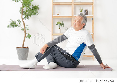 お腹を捻る男性　ストレッチ 103453258