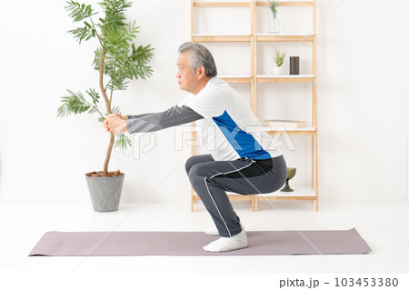前屈をするシニア男性　ストレッチ 103453380