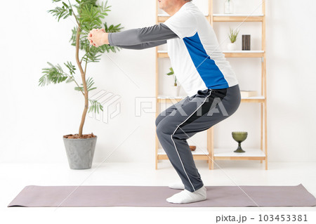 前屈をするシニア男性 ストレッチ 前屈をするシニア男性 ストレッチ 103453381