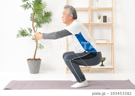 前屈をするシニア男性 ストレッチ 前屈をするシニア男性 ストレッチ 103453382