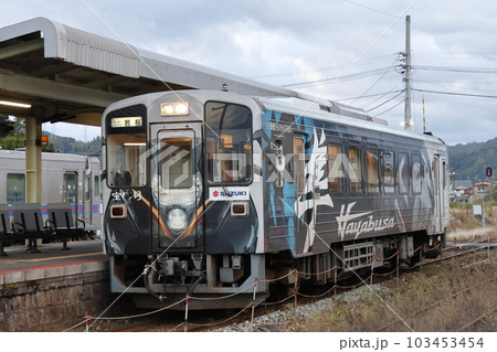 若桜鉄道　WT3300形 郡家駅停車　隼ラッピング（敷地外から撮影） 103453454