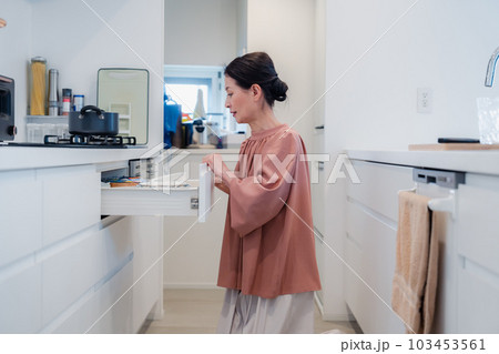 キッチンの収納を工夫するシニアの女性 キッチンの収納を工夫するシニアの女性 103453561