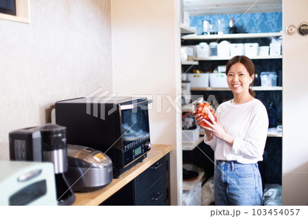 パントリーのあるキッチン、日本人女性 パントリーのあるキッチン、日本人女性 103454057
