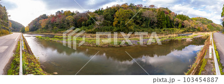 岡城跡へ行く道から観える紅葉に映える風景(大分県竹田市) 岡城跡へ行く道から観える紅葉に映える風景(大分県竹田市) 103454887
