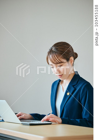 電卓で計算をする若い女性弁護士 103455188